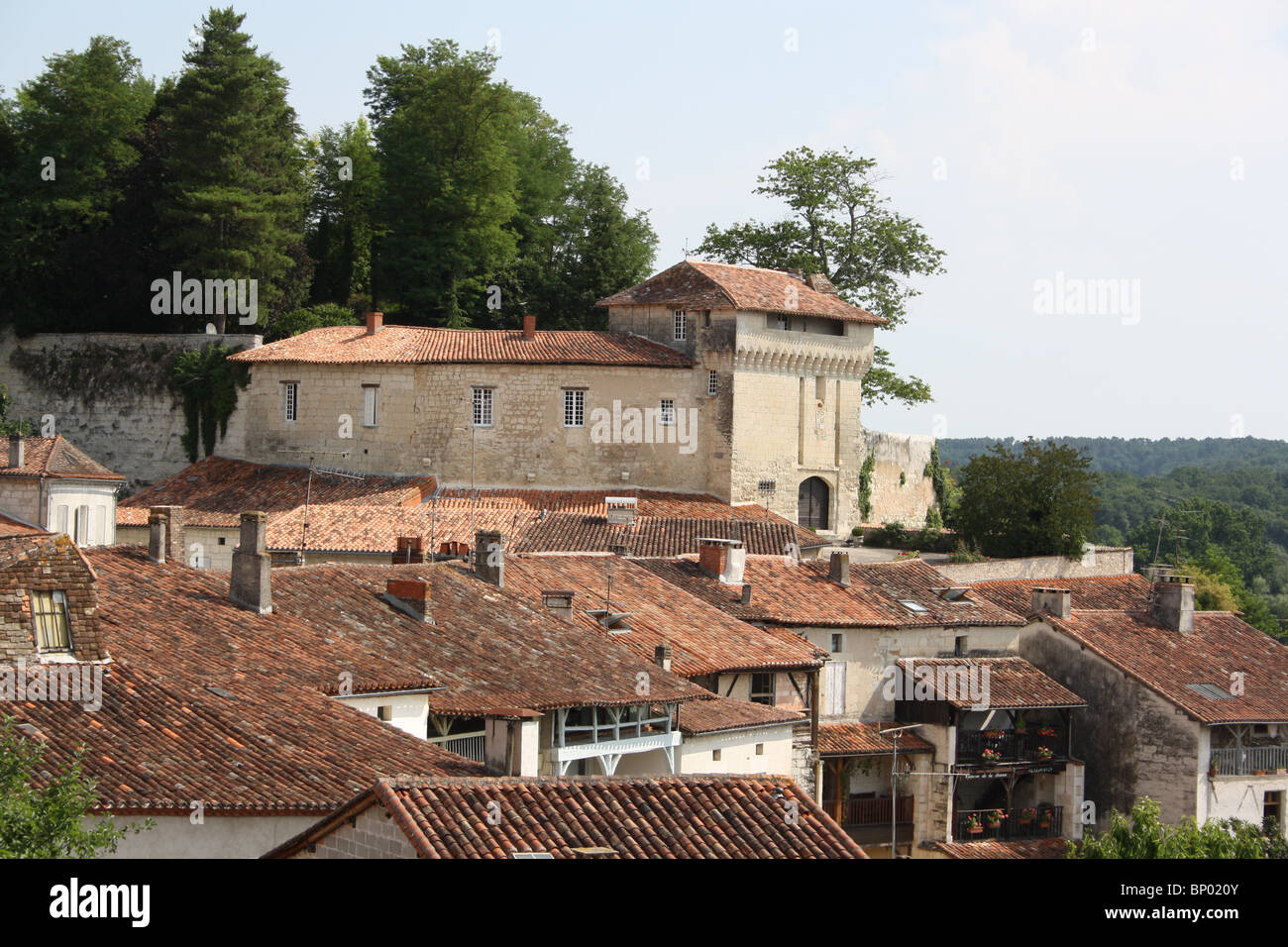 Aubeterre-sur-Dronne, Charente, Sud Ouest de la France, l'un des 100 plus beaux villages de France, vues de l'ouest Banque D'Images