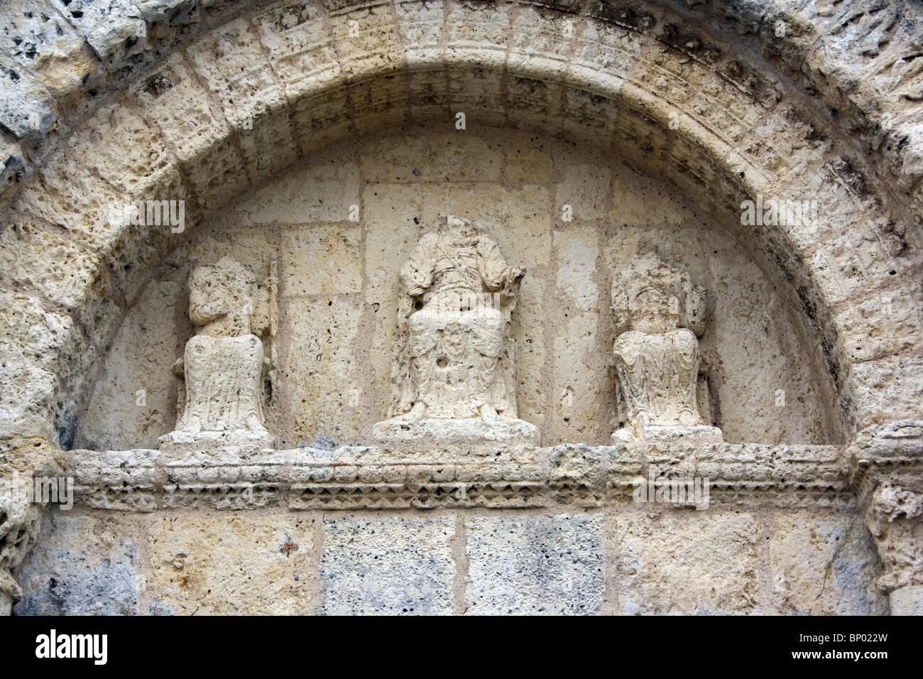 Chalais, tympan de l'arcade de l'ouest avant de l'église de Saint Martial, avec des sculptures endommagé dans les guerres de religion. Banque D'Images