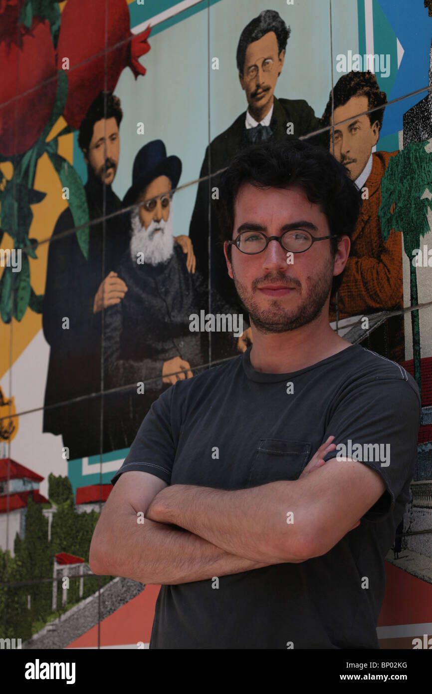 Le romancier américain Jonathan Safran Foer posant devant une peinture murale représentant les juifs dans le centre du quartier de Neve Tzedek Tel Aviv Israel . Son plus récent roman, ici je suis, a été publié en 2016 Banque D'Images