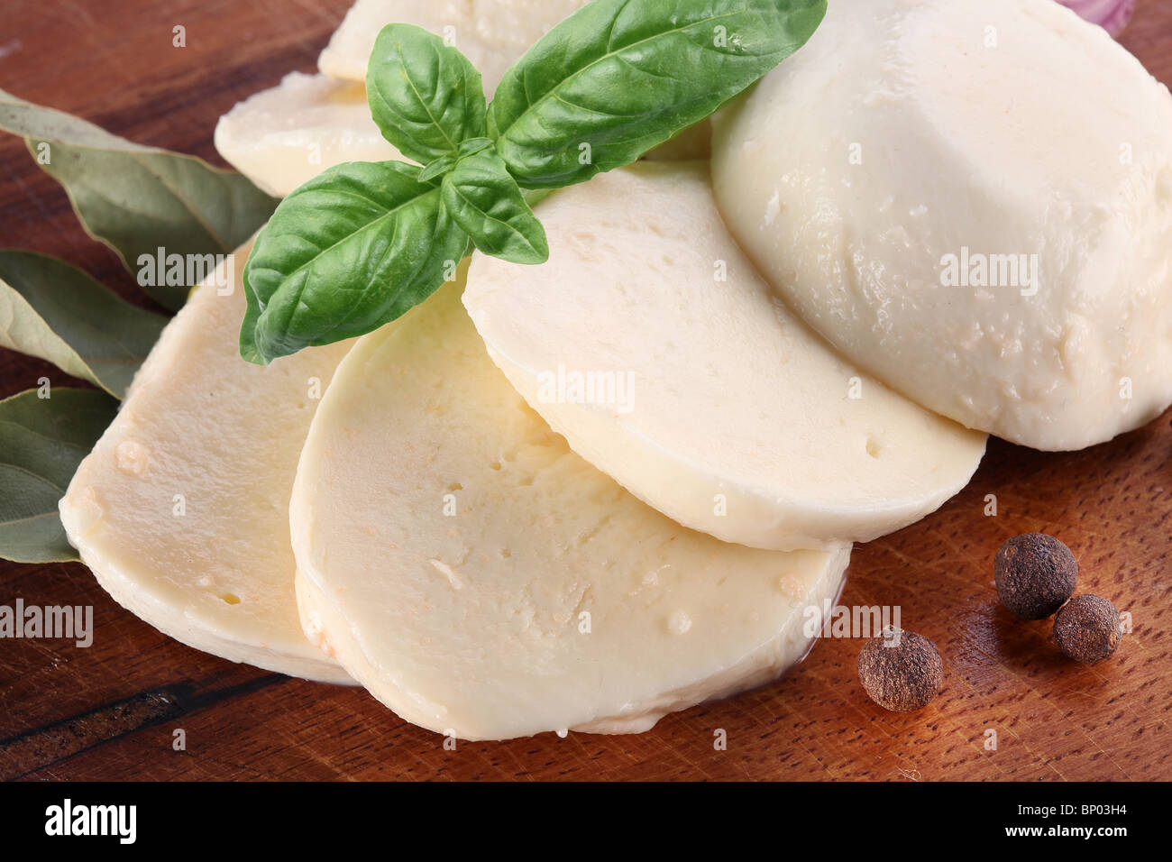 Le mozzarella et basilic sur une planche en bois Banque D'Images