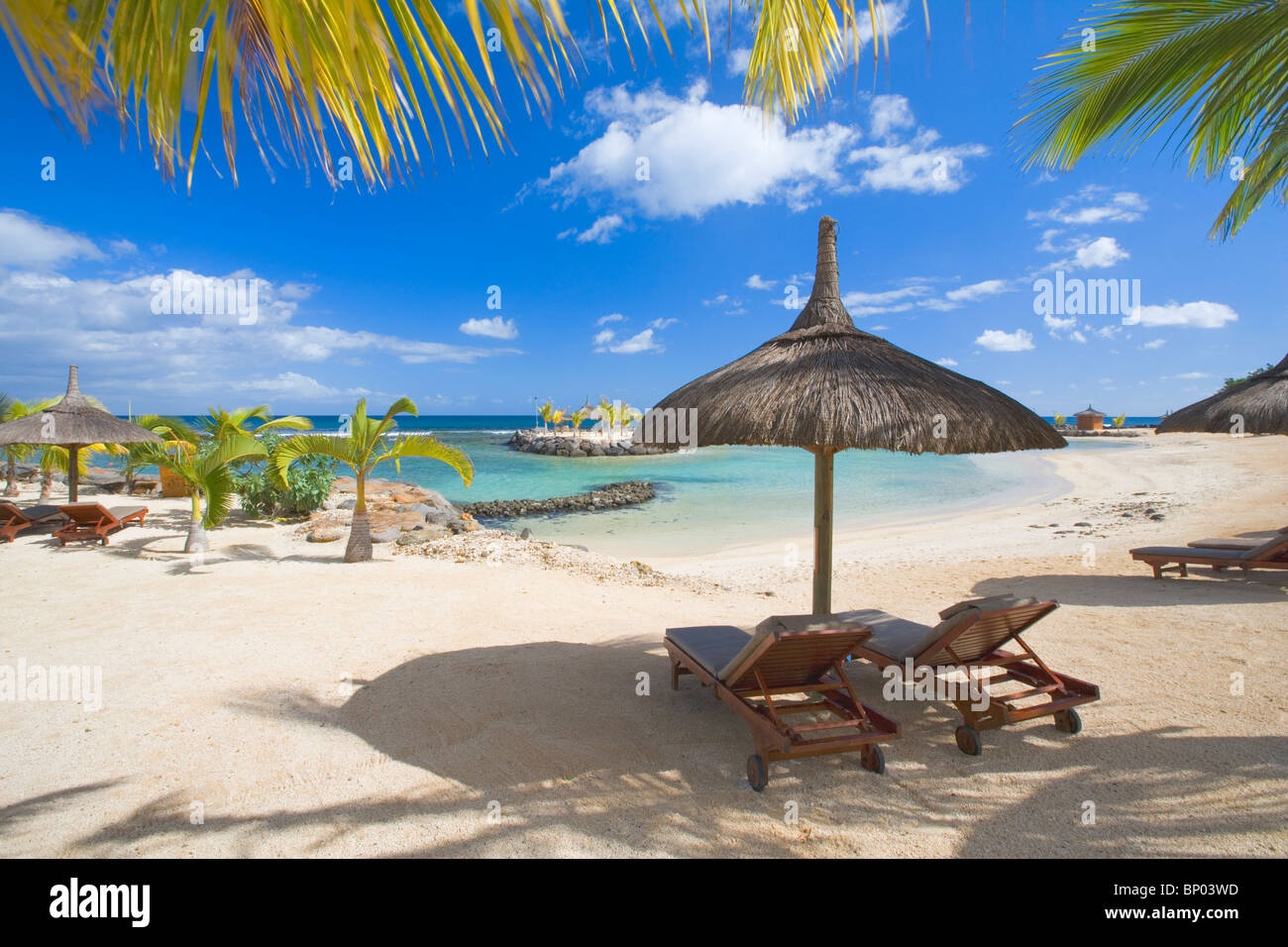 Scène de plage, des parasols et des chaises longues au soleil, Balaclava, Maurice Banque D'Images