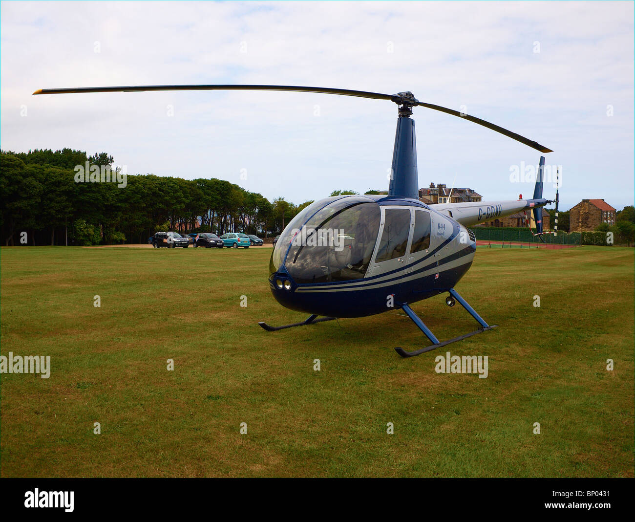 Un Robinson R44 Raven II hélicoptère sur le terrain chez Raven Hall Hotel Ravenscar North Yorkshire Banque D'Images