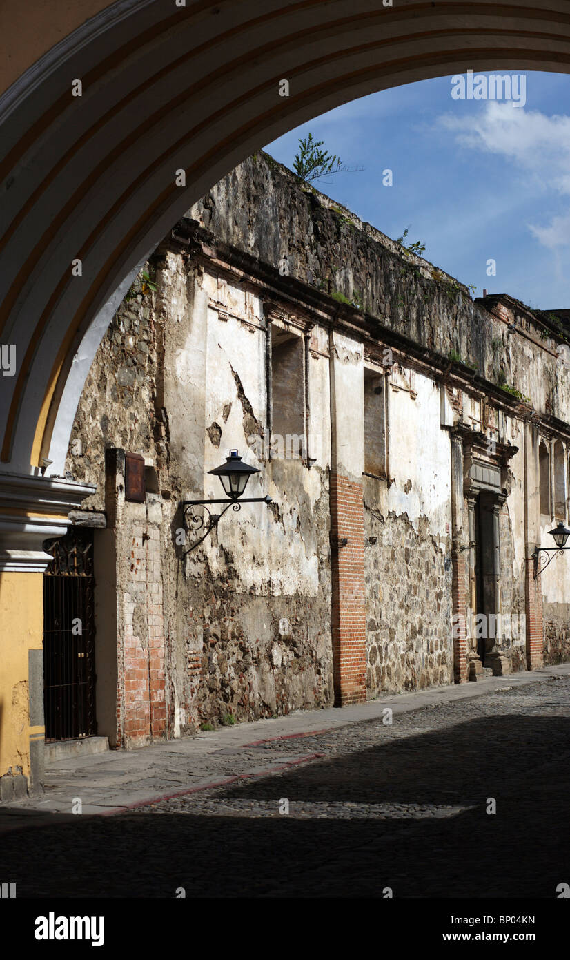 Vue par El Arco de Santa Catalina à Antigua au Guatemala Banque D'Images