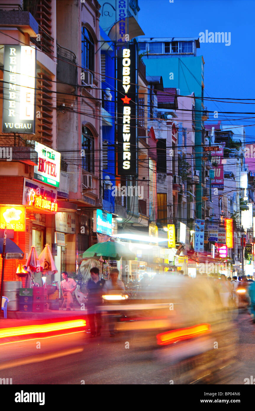 Ho Chi Minh Ville, Vietnam : Bui Vien Street la nuit. Banque D'Images