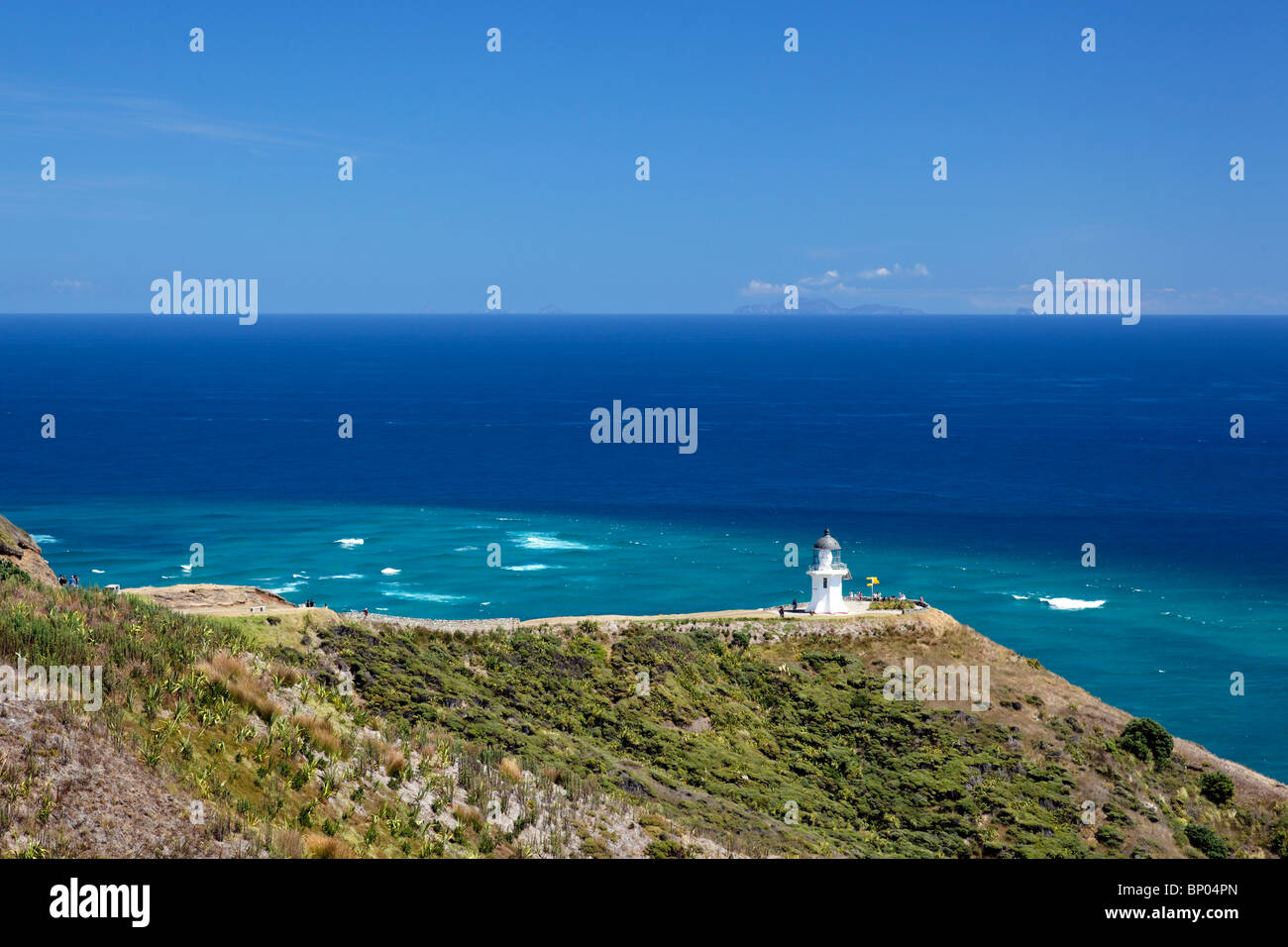 Vue sur le phare du cap Reinga par un beau jour d'été, Nouvelle-Zélande Banque D'Images