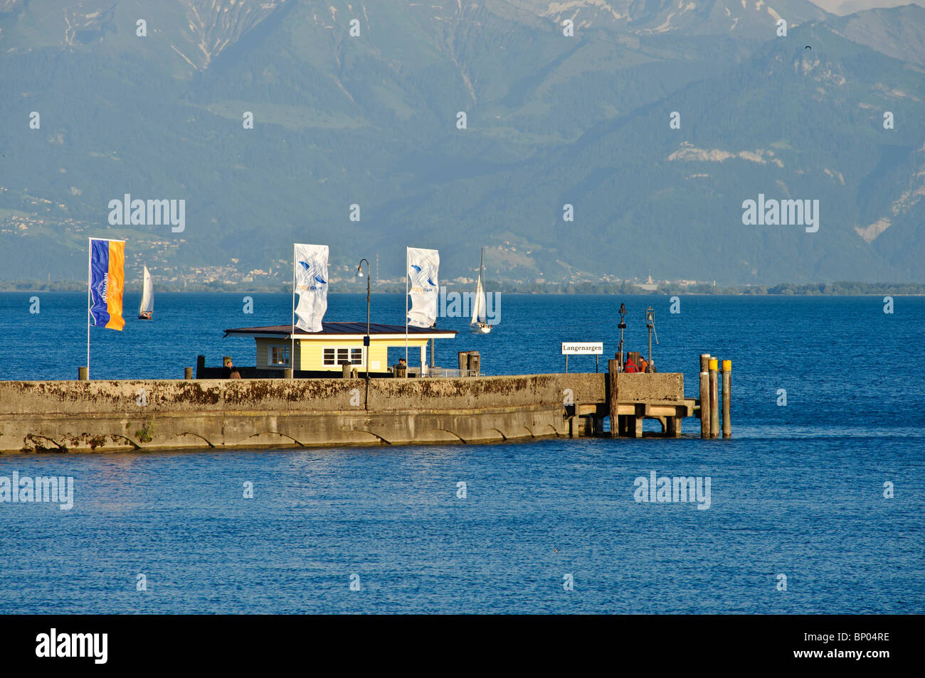 Jetée de Langenargen Autrichienne avec des montagnes en arrière-plan, le lac de Constance Allemagne Bade-Wurtemberg Banque D'Images