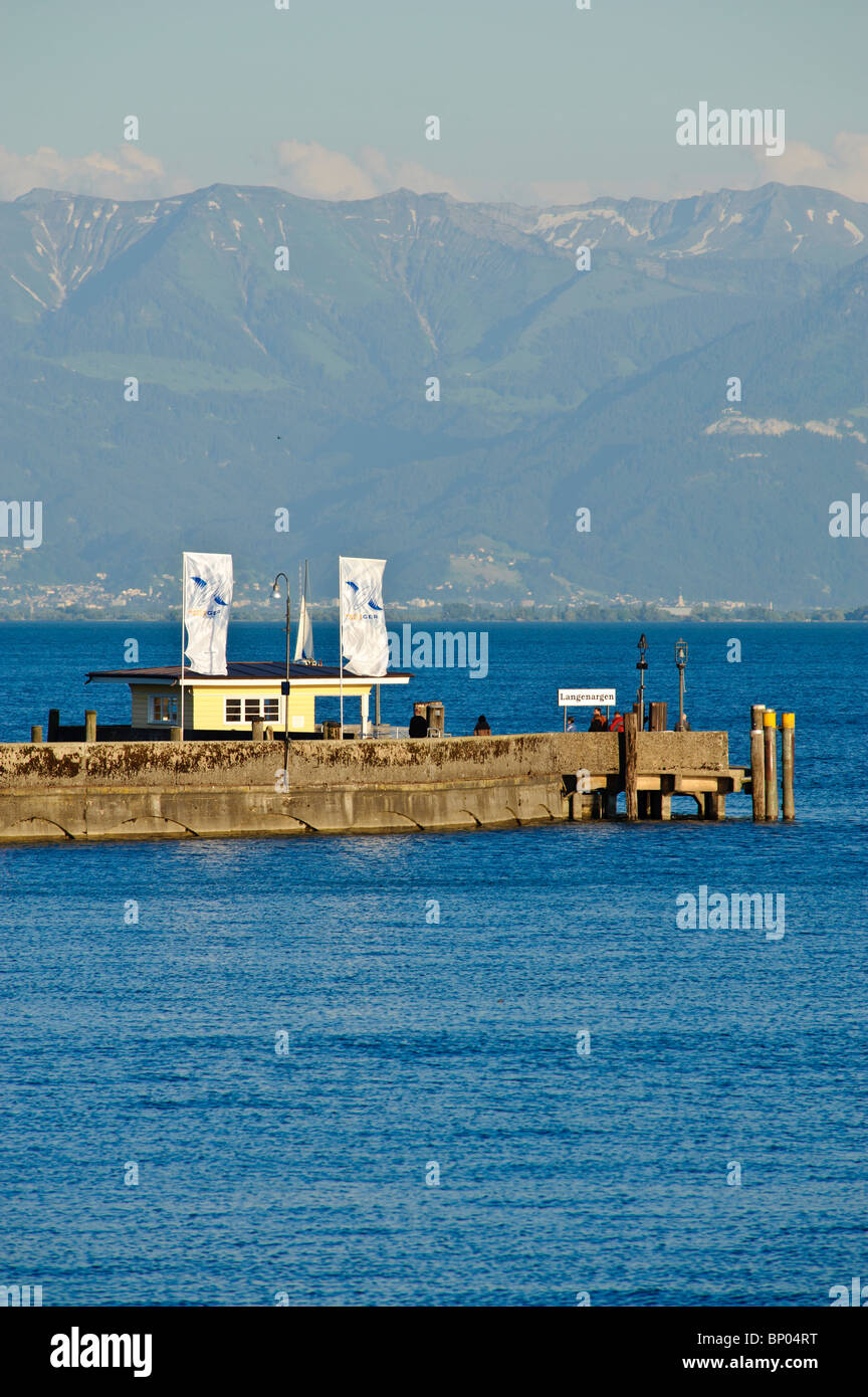 Jetée de Langenargen Autrichienne avec des montagnes en arrière-plan, le lac de Constance Allemagne Bade-Wurtemberg Banque D'Images
