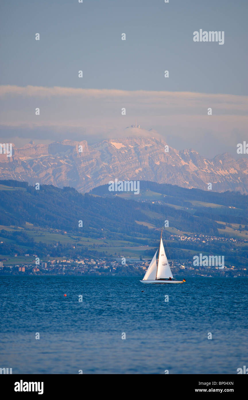 Bateau à voile sur le lac de Constance et Saentis Montagne dans les Alpes suisses de Langenargen, Lac de Constance Allemagne Bade-Wurtemberg Banque D'Images