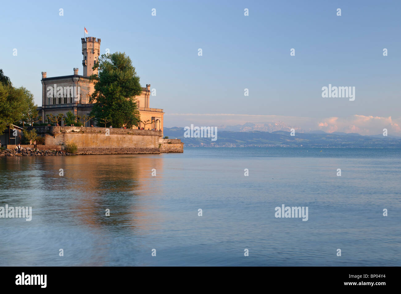 Les gens qui suivent le coucher du soleil au château de Montfort, le lac de Constance Langenargen Allemagne Bade-Wurtemberg Banque D'Images