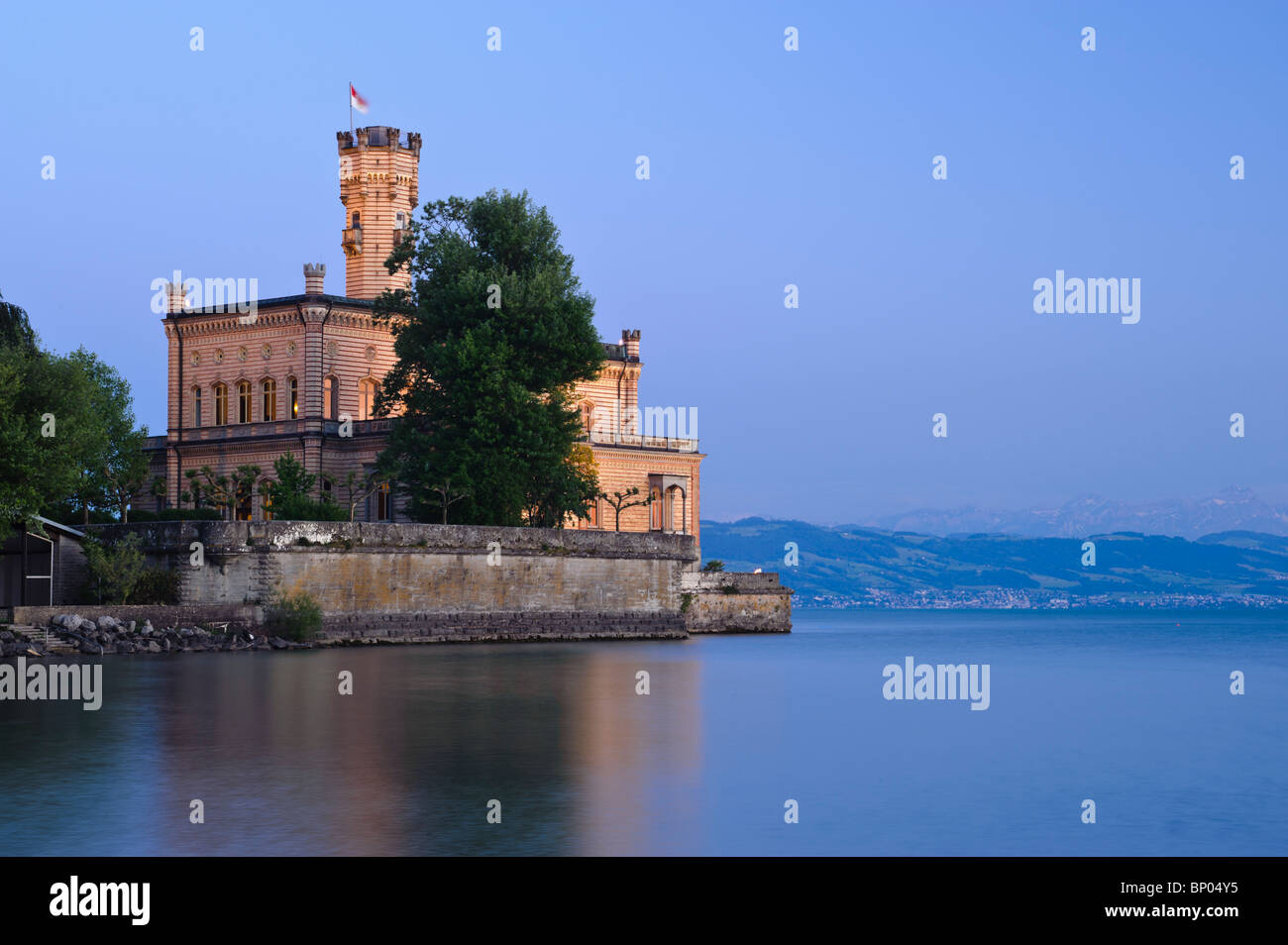 Le château de Montfort allumé après le coucher du soleil, le lac de Constance Langenargen Allemagne Bade-Wurtemberg Banque D'Images