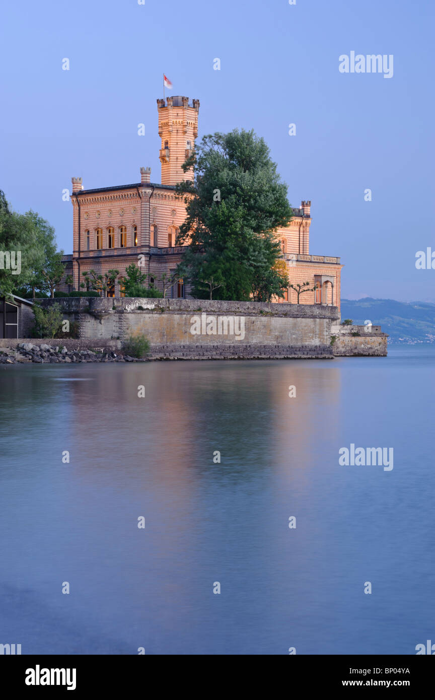 Le château de Montfort allumé après le coucher du soleil, le lac de Constance Langenargen Allemagne Bade-Wurtemberg Banque D'Images