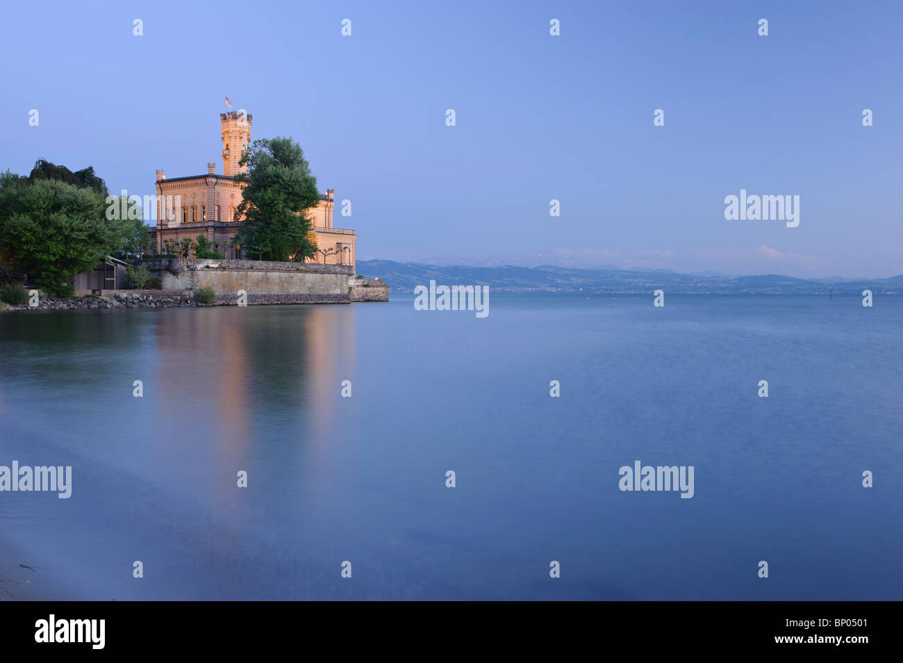 Le château de Montfort allumé après le coucher du soleil, le lac de Constance Langenargen Allemagne Bade-Wurtemberg Banque D'Images