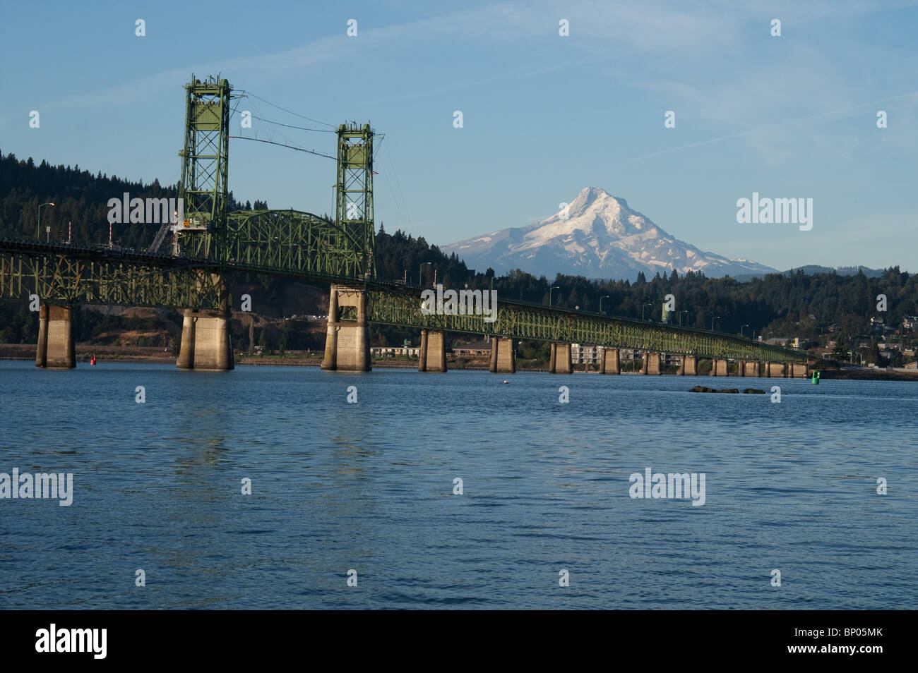 Le SAUMON BLANC INTERSTATE BRIDGE en direction de la rivière Hood et Mount Hood Banque D'Images