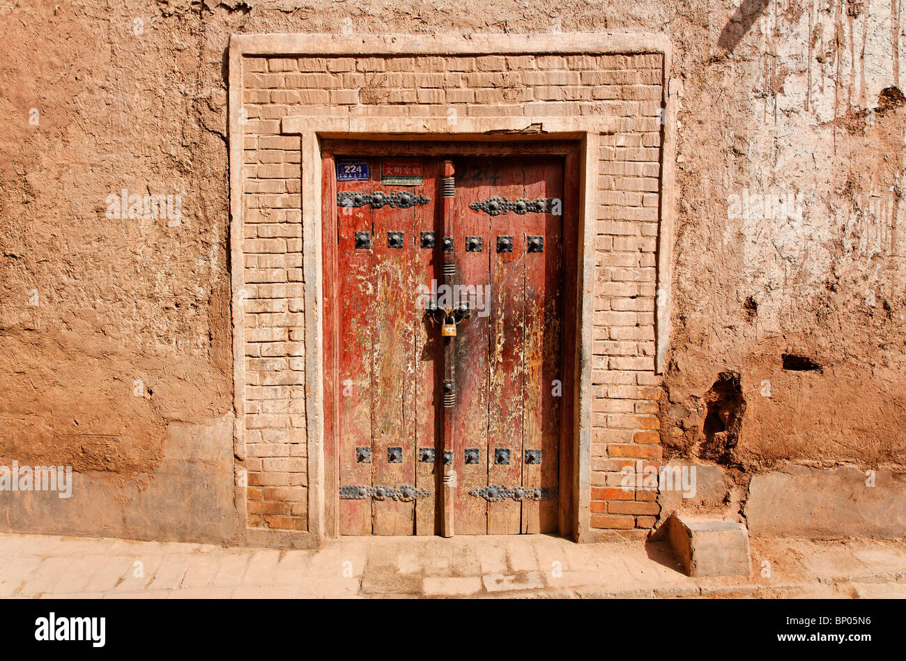 Chine - Province du Xinjiang - Kashgar - porte traditionnelle dans la vieille ville Banque D'Images