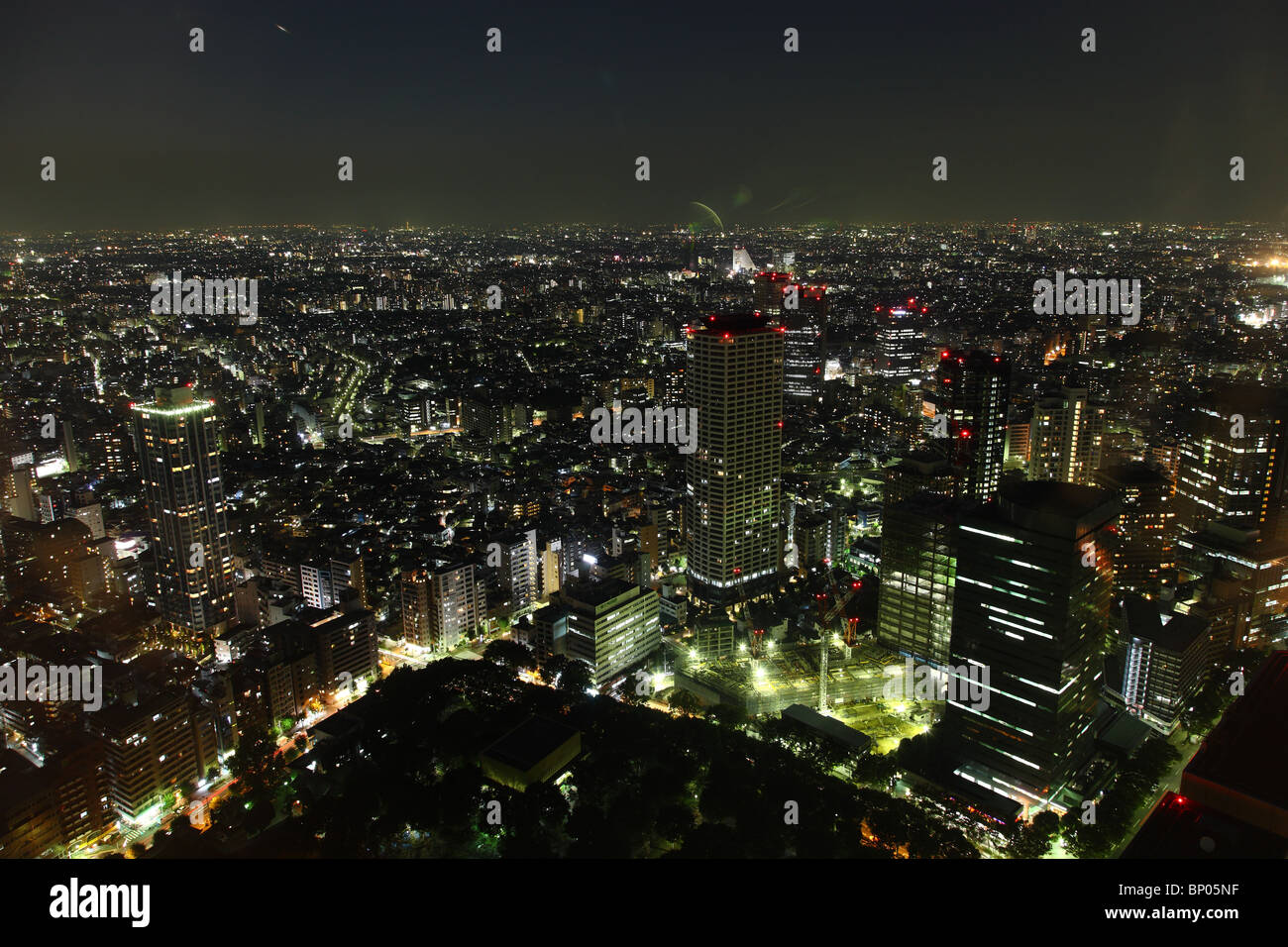 Tokyo de nuit panorama avec gratte-ciel lumineux Banque D'Images