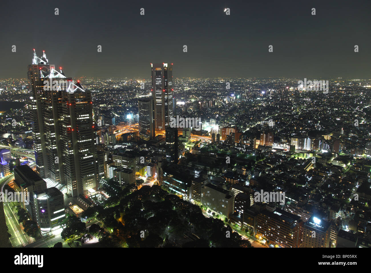 Tokyo de nuit panorama avec gratte-ciel lumineux Banque D'Images