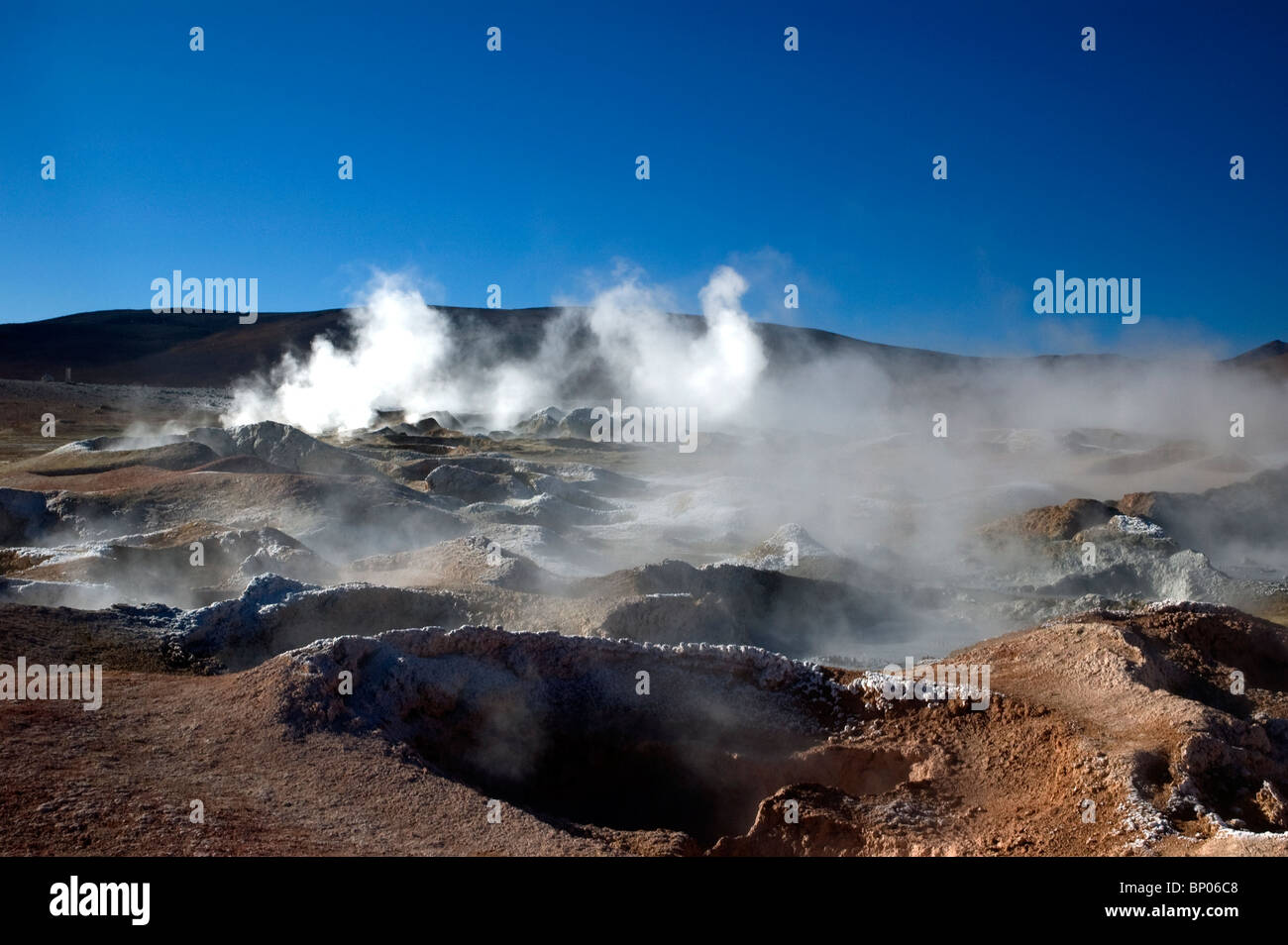 Les piscines de boue bouillante au sol de Manana Geyser Basin en Bolivie. Banque D'Images