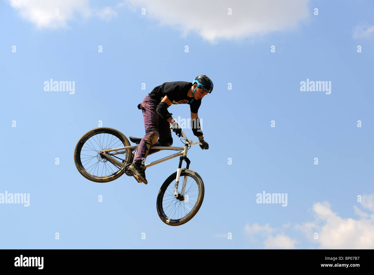 Un candidat non identifiés participe à un concours de BMX/VTT. Banque D'Images