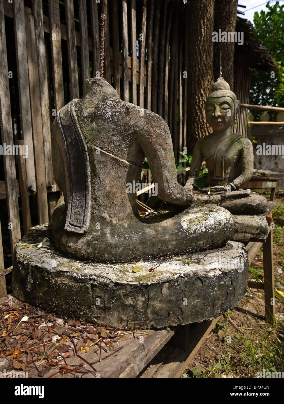 Paire de statues de Bouddha en pierre dans la cour du temple, Luang Prabang, Laos du Nord Banque D'Images