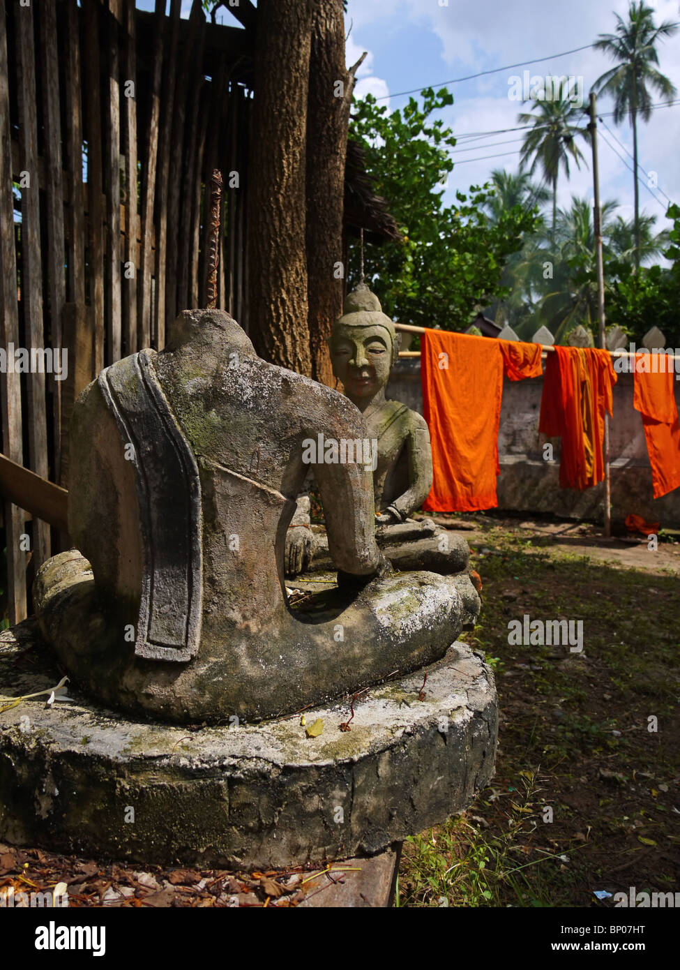 Paire de statues de Bouddha en pierre dans la cour du temple, Luang Prabang, Laos du Nord Banque D'Images