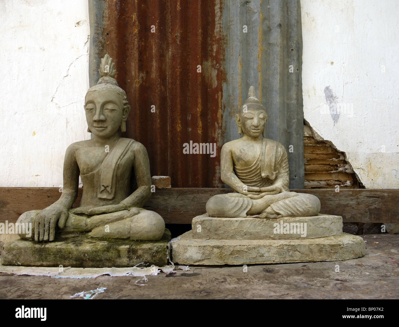 Paire de statues de Bouddha en pierre dans la cour du temple, Luang Prabang, Laos du Nord Banque D'Images