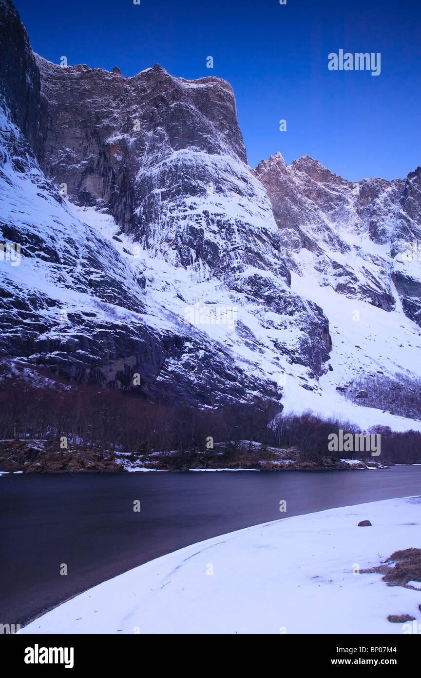 Trolltindane avant le lever du soleil dans la vallée de Romsdalen, Rauma kommune, Møre og Romsdal (Norvège). Banque D'Images