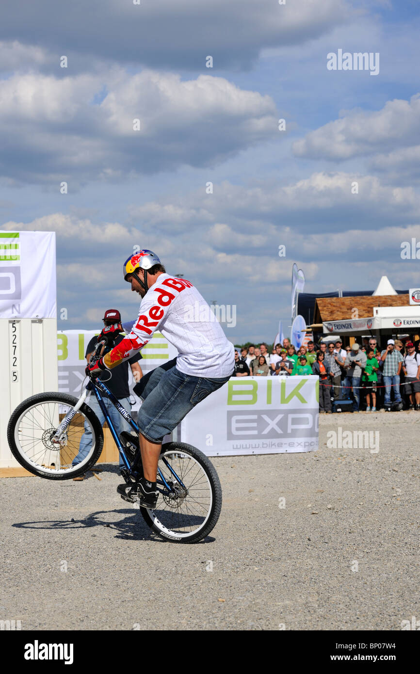 Champion du monde Trial Biker Petr Kraus au Bike Expo à Munich montrant certains de ses tours. Banque D'Images