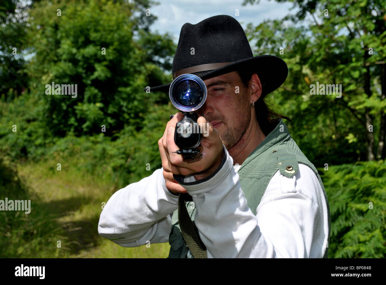 Portrait d'un homme visant avec un fusil Banque D'Images