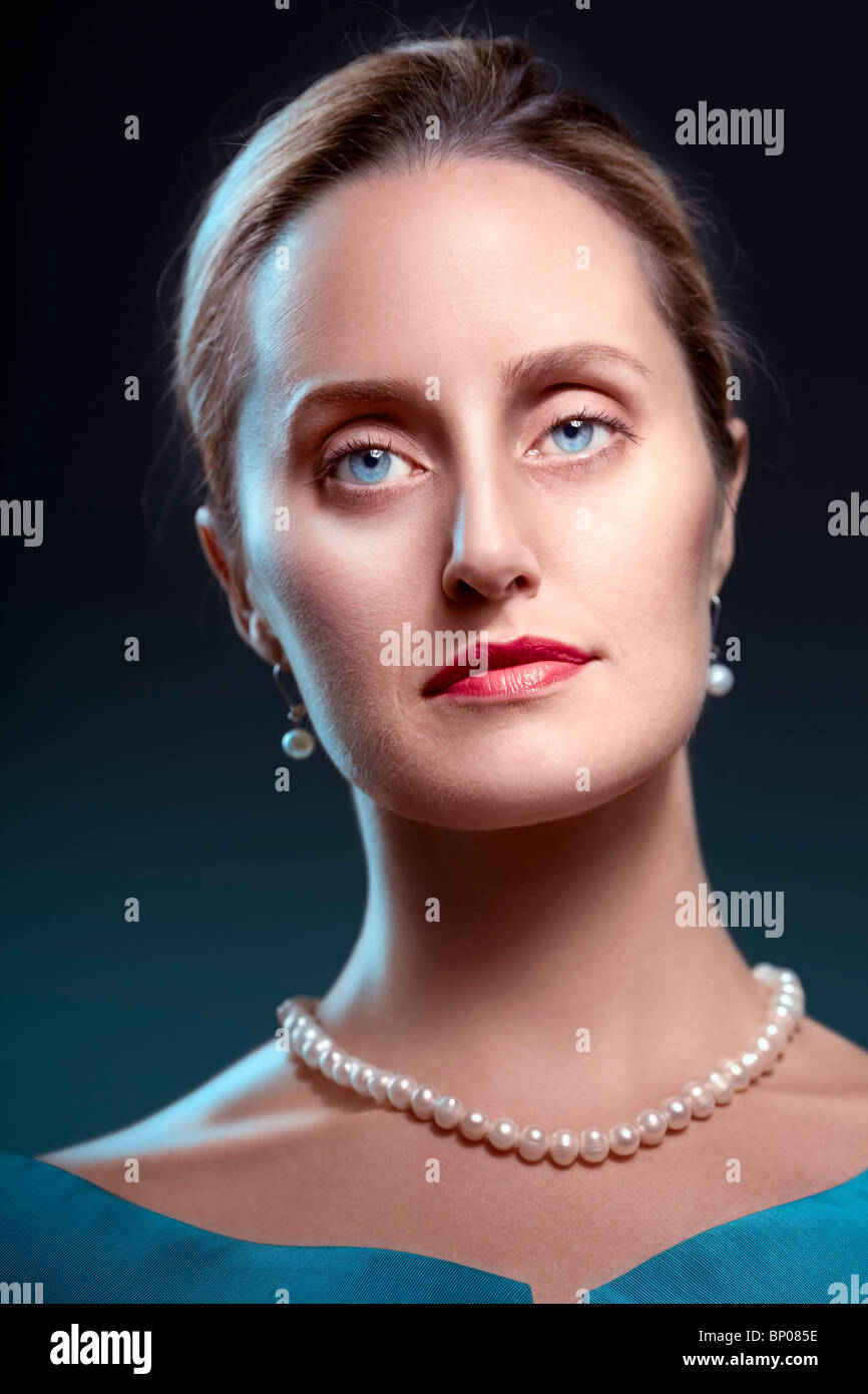 Portrait de femme à l'écart à regarder l'expression du visage en blanc avec l'appareil photo Banque D'Images