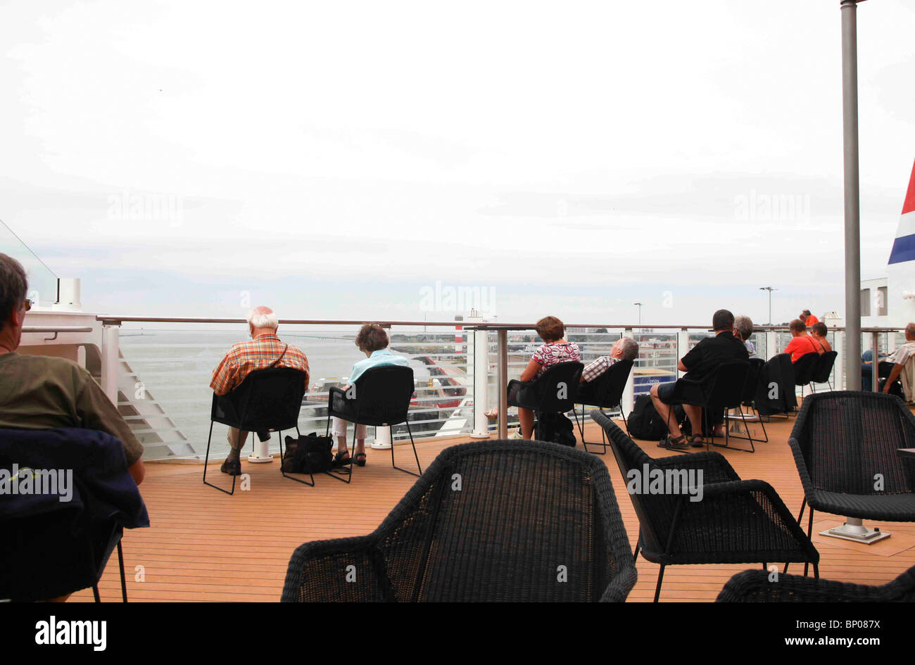 Les passagers sur le sundeck du ferry Stena Line Banque D'Images