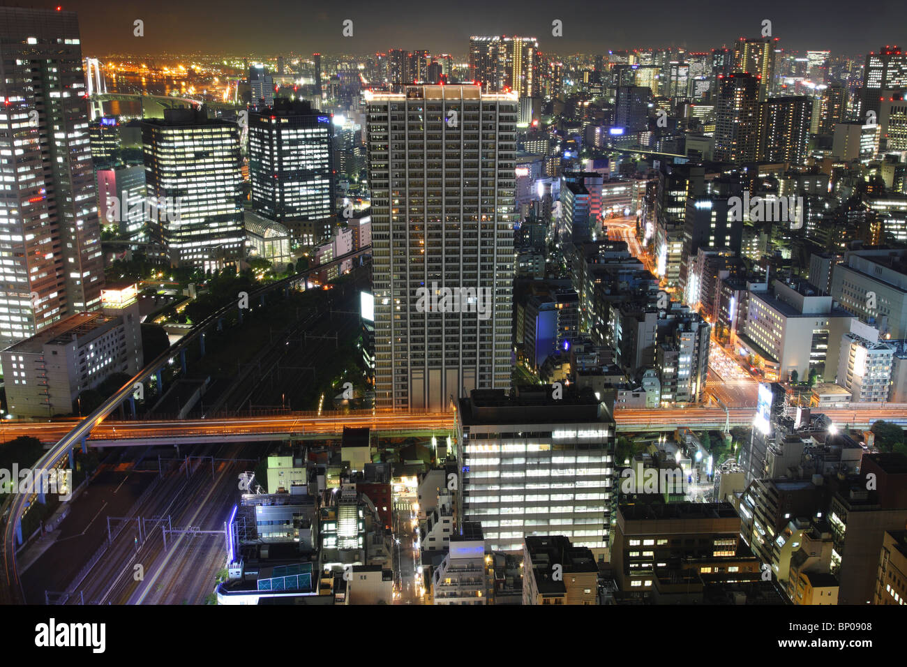 Tokyo de nuit panorama avec gratte-ciel lumineux Banque D'Images