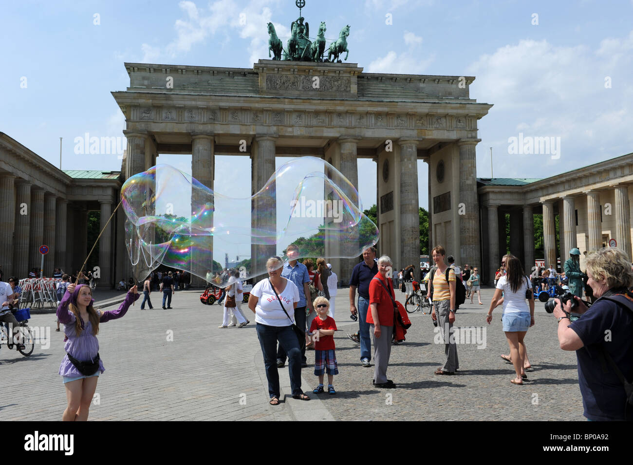 La création d'artiste de rue bulles géantes à la porte de Brandebourg Berlin Allemagne Deutschland Europe Banque D'Images