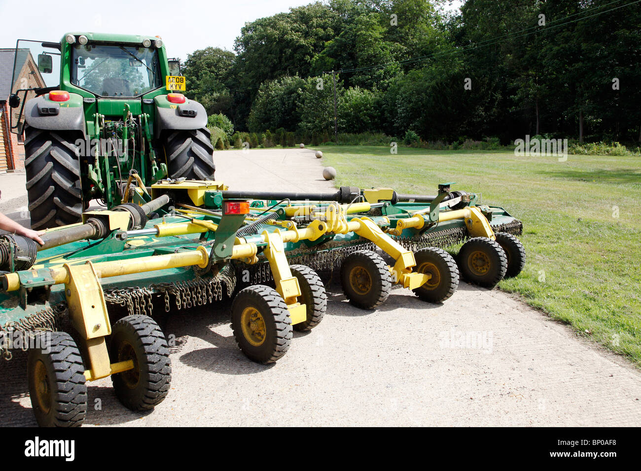 Une très grande machine à couper l'herbe agricole ou des gangs par un  tracteur tondeuse puled Photo Stock - Alamy
