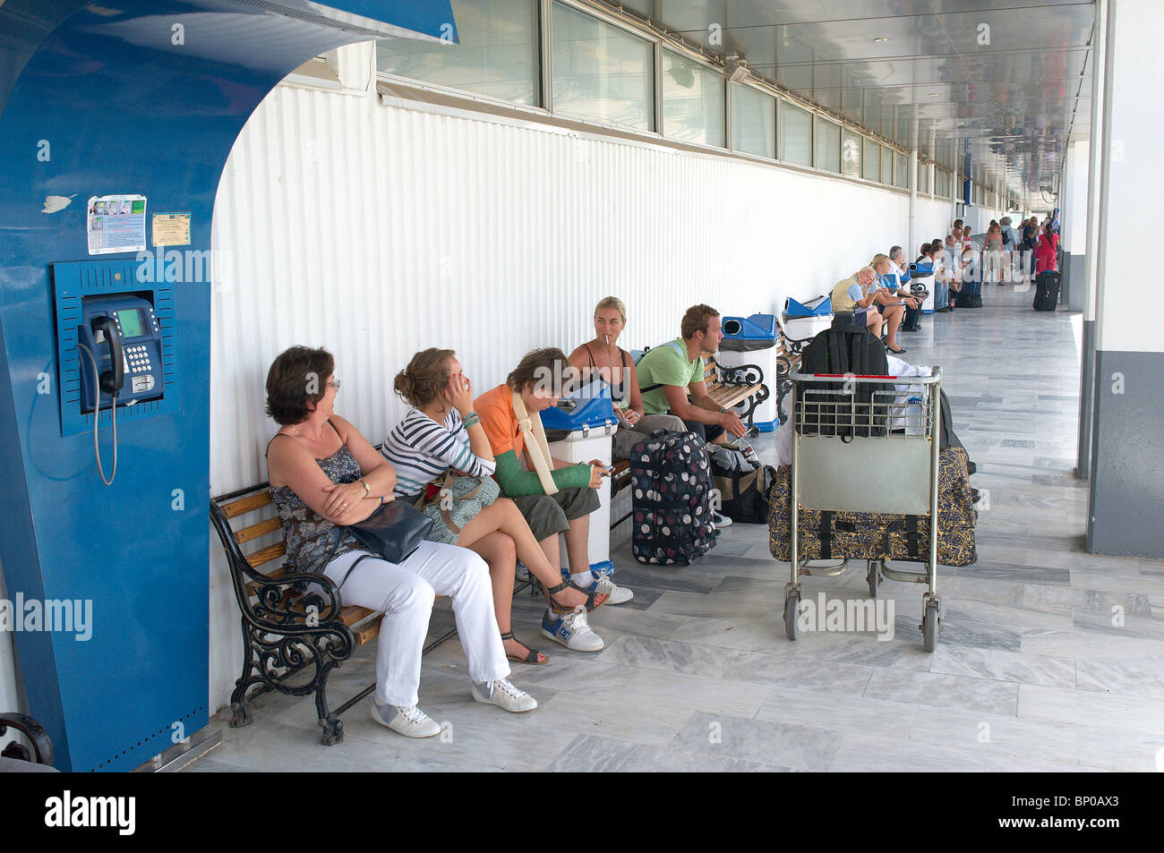 Les touristes en attente d'un avion à l'aéroport d'Héraklion Crète Banque D'Images