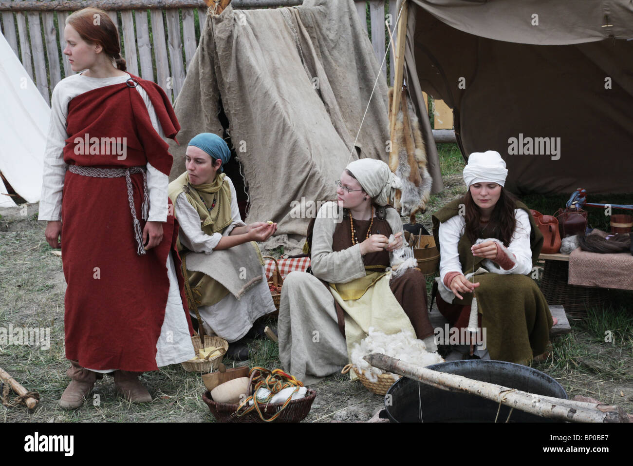 Les femmes filer la laine aux plus gros marché Viking Festival et reconstitution d'un camp à Kvarnbo archipel sur terre Banque D'Images