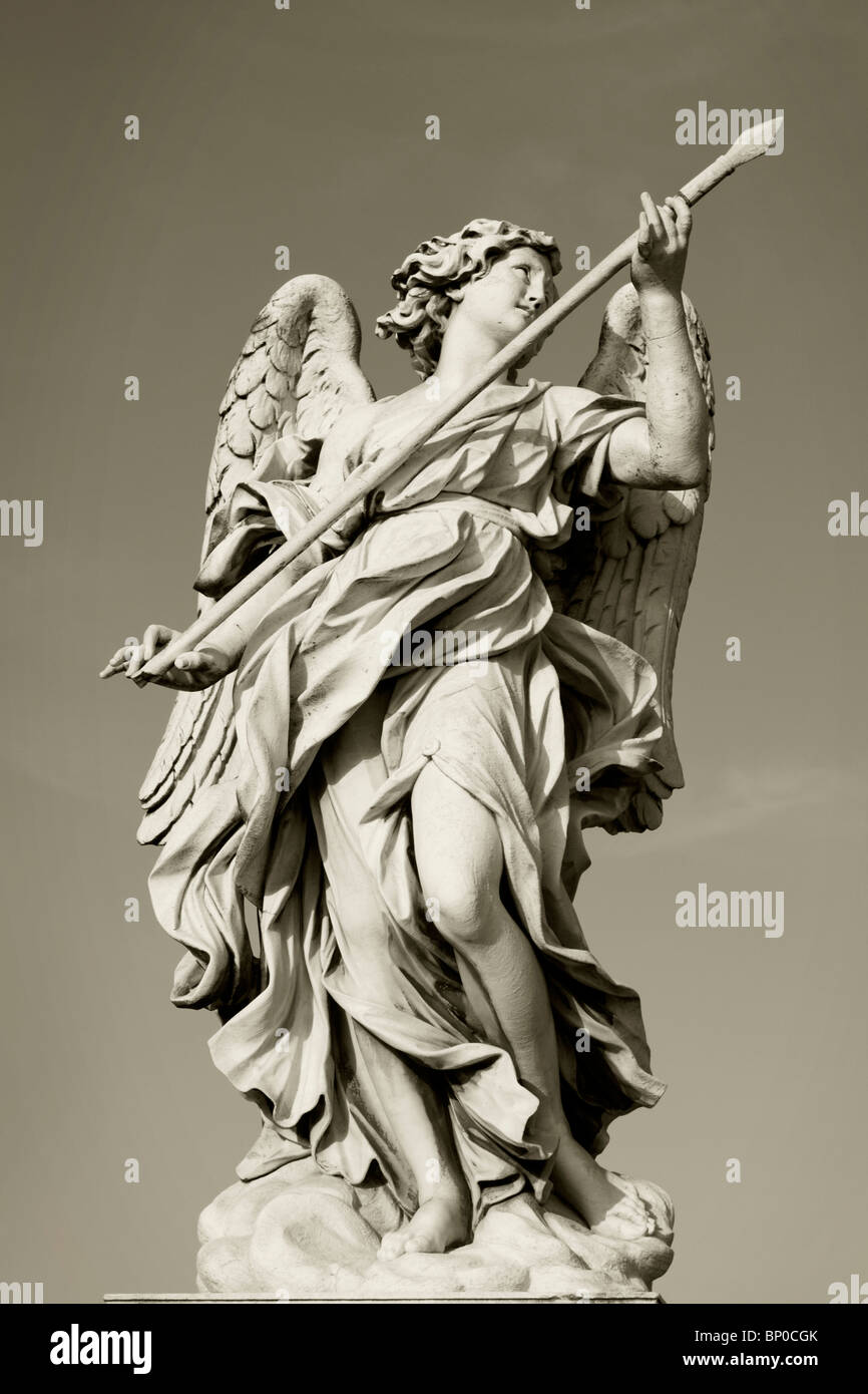 Sant' Angelo bridge à Rome. Ici un détail d'un des anges décorant le pont en tons sépia Banque D'Images