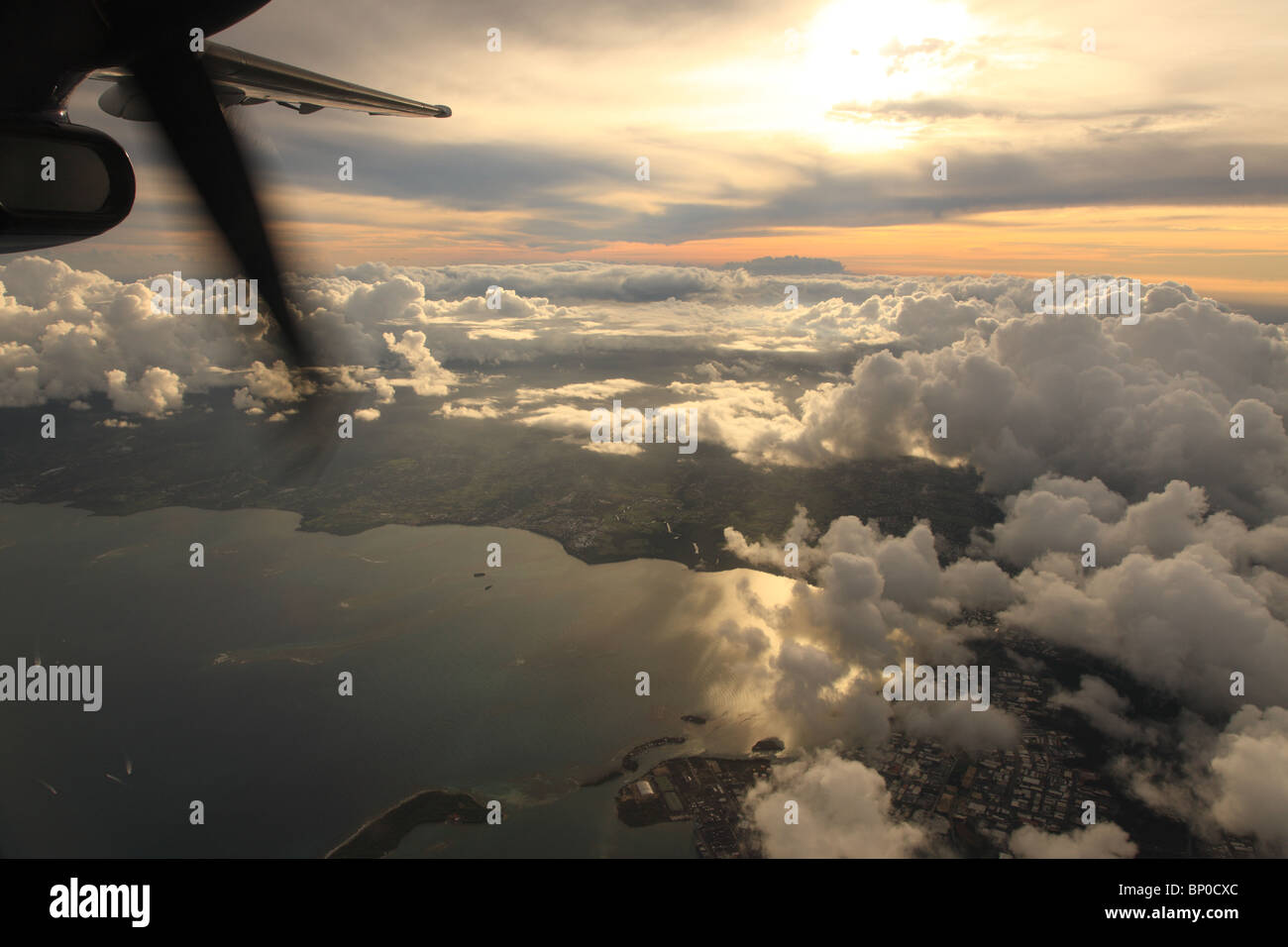 Vue aérienne de l'île d'Antigua dans la mer des Caraïbes au coucher du soleil Banque D'Images