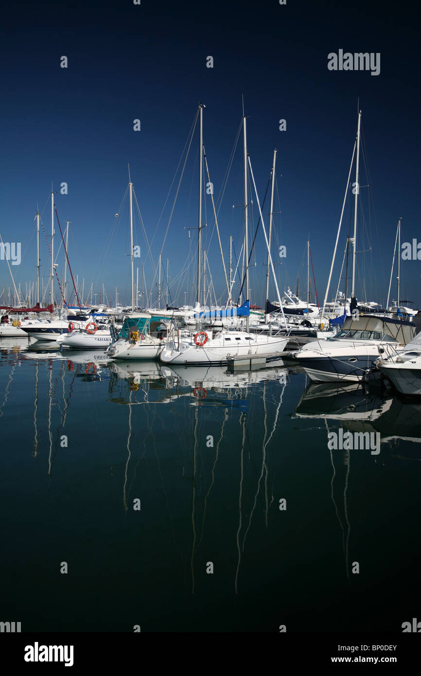 Sailing yachts amarrés à la marina Banque D'Images