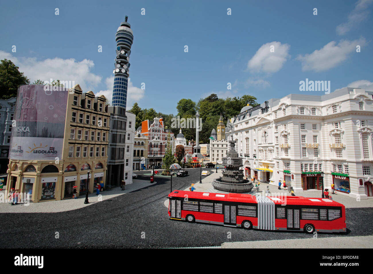 Legoland - Buckingham Palace et la tour de bureaux de poste (BT Tower)  entièrement fait de Lego Photo Stock - Alamy