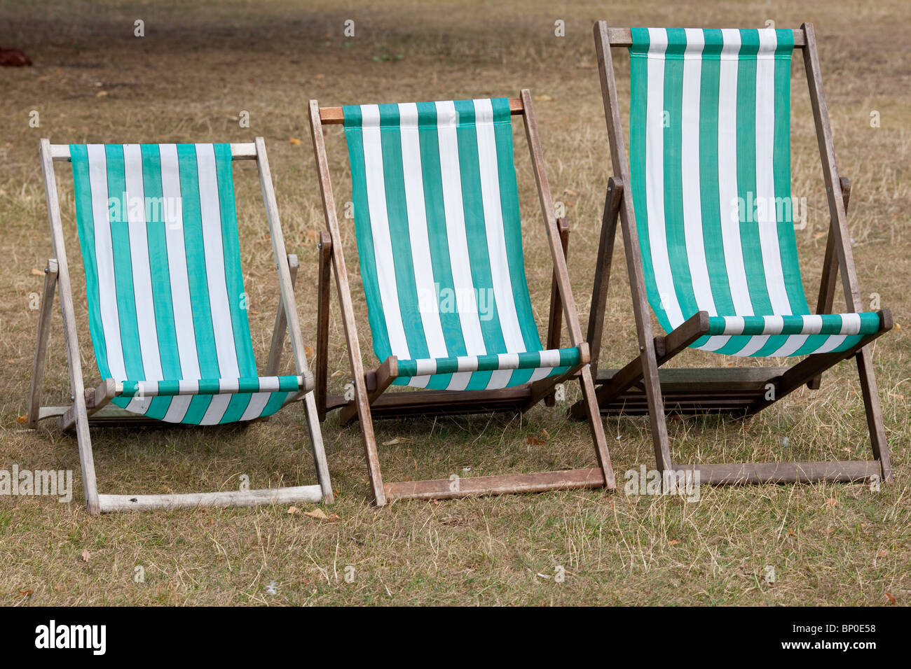 Trois chaises de bar rayé dans différentes tailles s'asseoir inutilisée à St James Park, Londres. Photo:Jeff Gilbert Banque D'Images