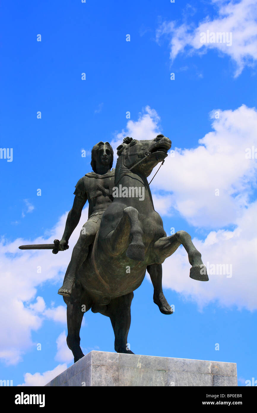 Statue d'Alexandre le Grand contre le ciel bleu et nuages Banque D'Images