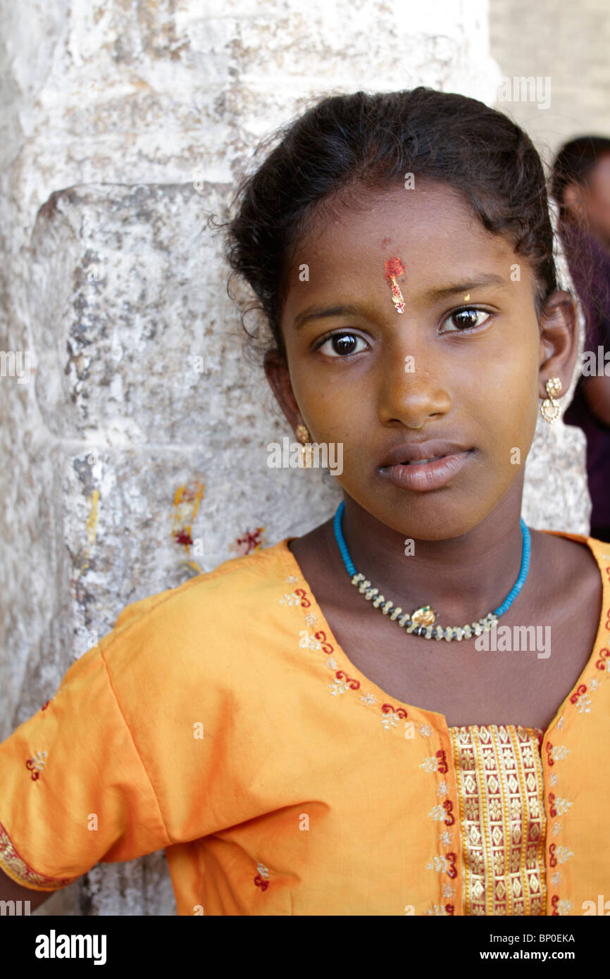 L'Inde, Tamil Nadu. Portrait d'une jeune Indienne au temple de Minakshi Sundareshvara. Banque D'Images