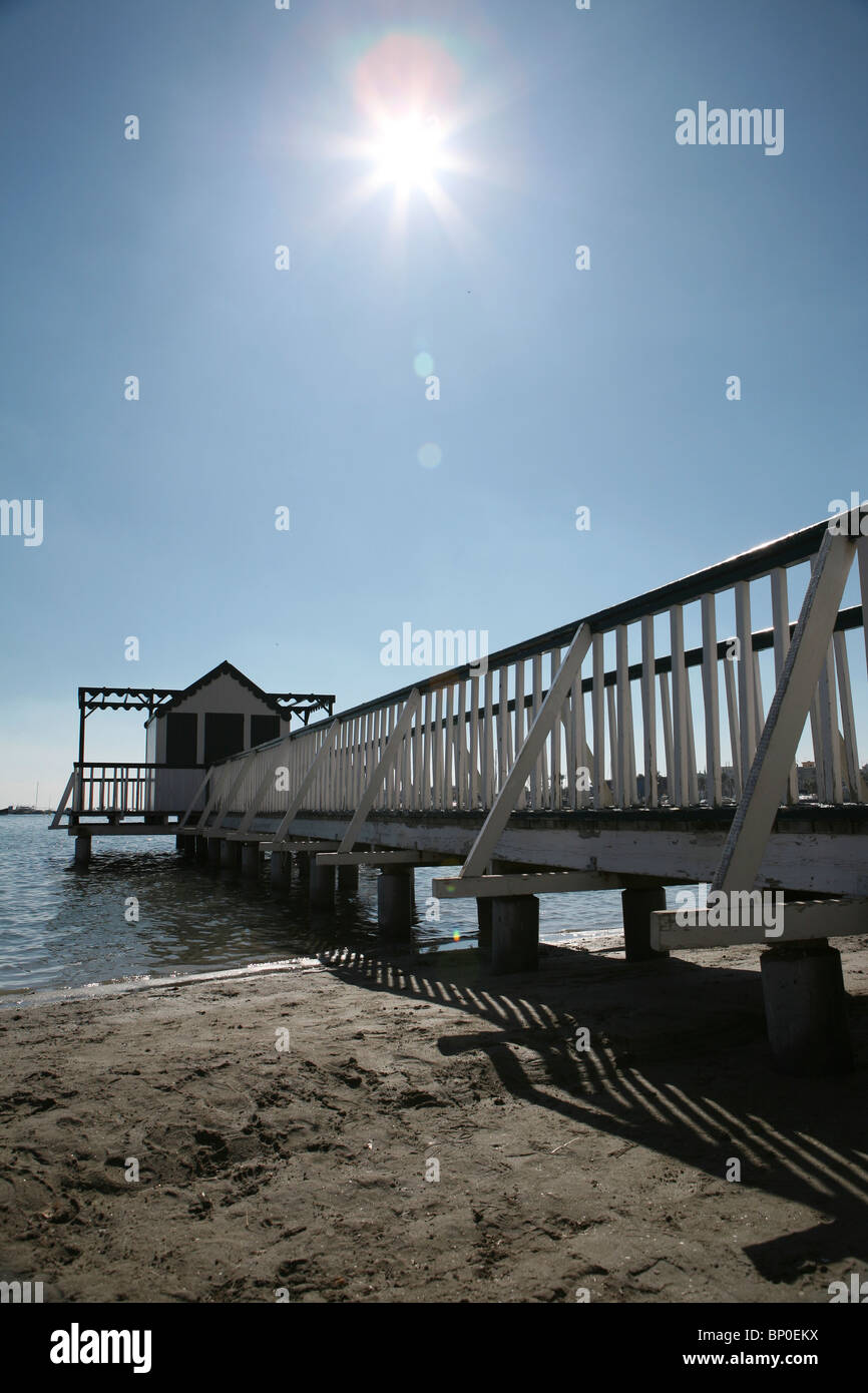 Jetée en bois le Mar Menor avec soleil de midi, San Pedro del Pinatar, Murcia, Espagne du Sud Banque D'Images