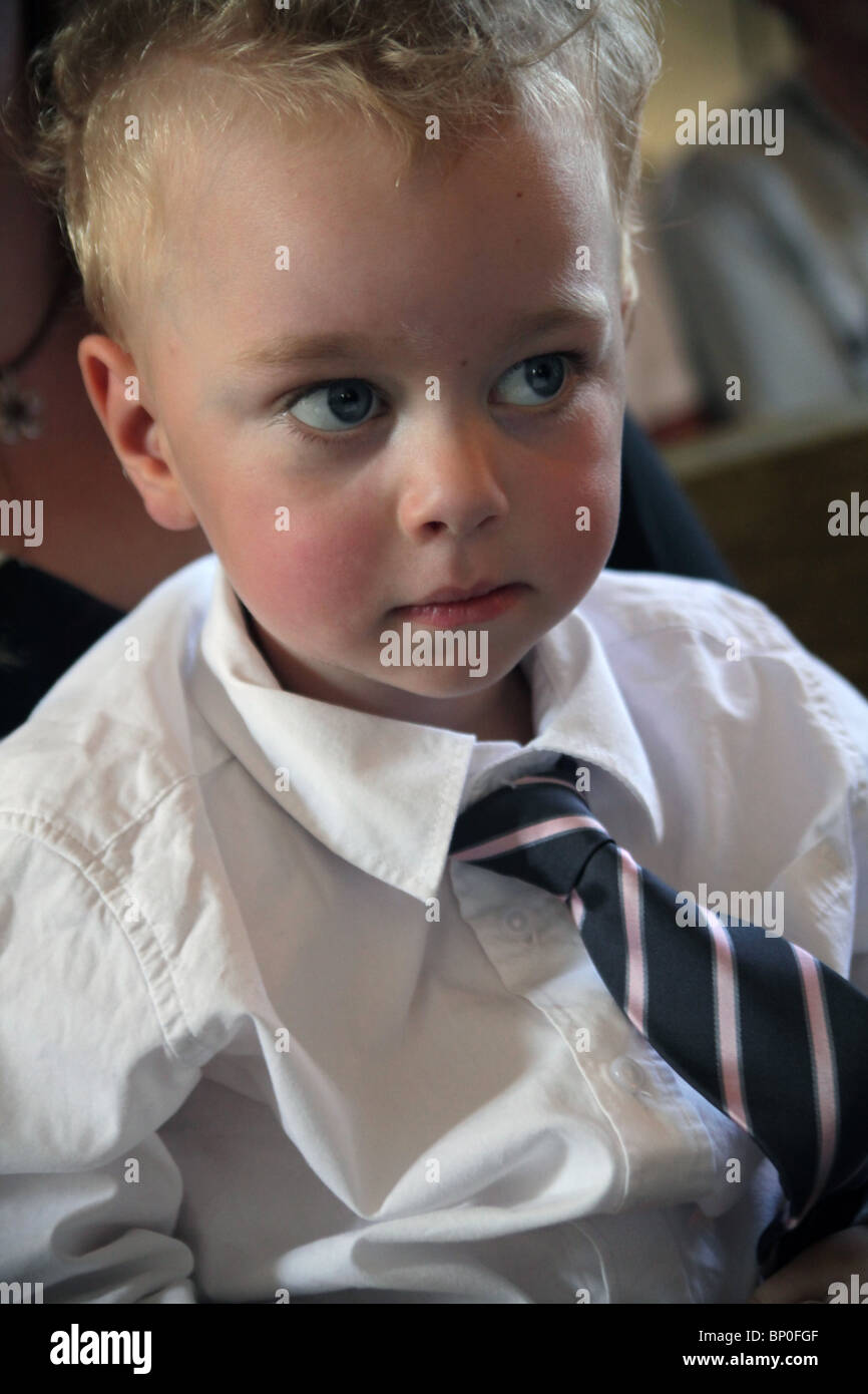 Petit garçon vêtements enfant parti en chemise blanche cravate à l'église  habillés avec modèle de famille publié Photo Stock - Alamy