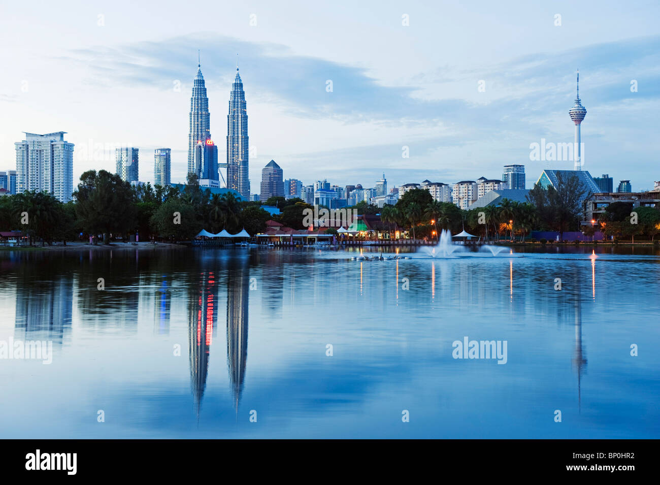 L'Asie du Sud, la Malaisie, Kuala Lumpur, Tours Jumelles Petronas et de la Tour KL, lac Titiwangsa Banque D'Images