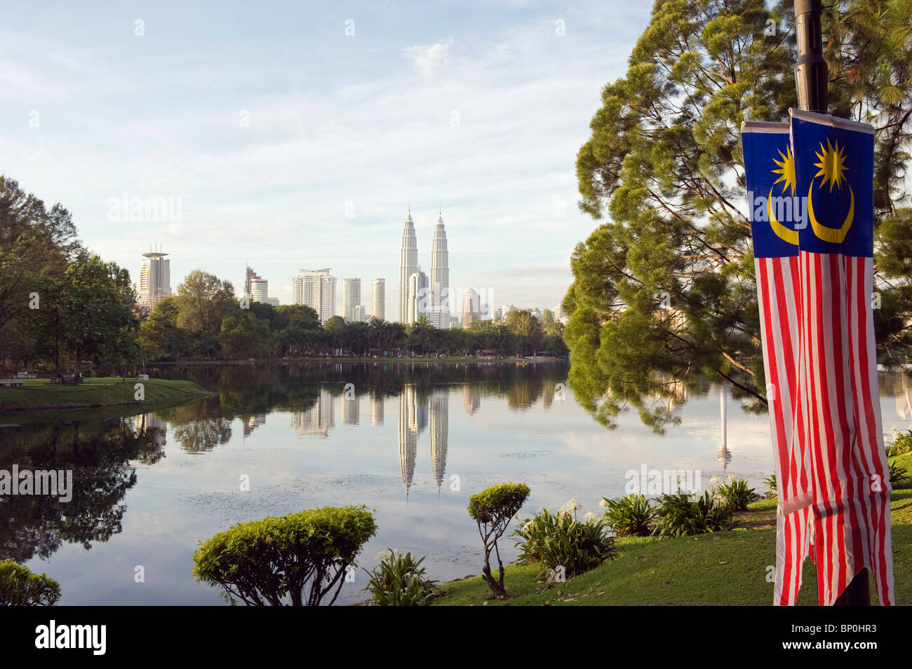 L'Asie du Sud, la Malaisie, Kuala Lumpur, les Tours Petronas, le lac Titiwangsa Banque D'Images