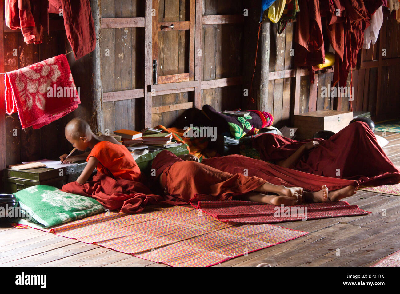 Dortoir des garçons sur Shwe Yan Pyay, monastère bouddhiste près de Nyaung Shwe sur le lac Inle, Myanmar Birmanie Banque D'Images