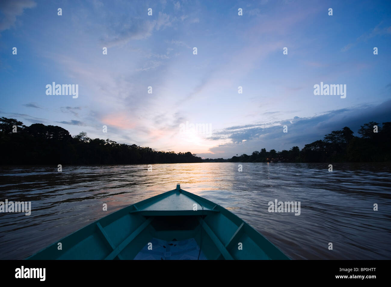 L'Asie du Sud, la Malaisie, Bornéo, Sabah, Sungai Kinabatangan River sunset Banque D'Images