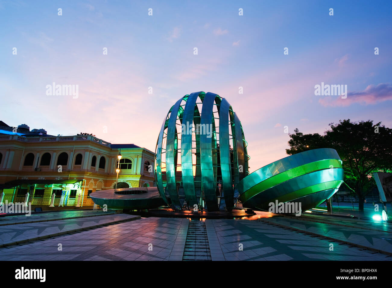 L'Asie du Sud, la Malaisie, Penang, Georgetown, monument moderne et de l'Immigration office Banque D'Images