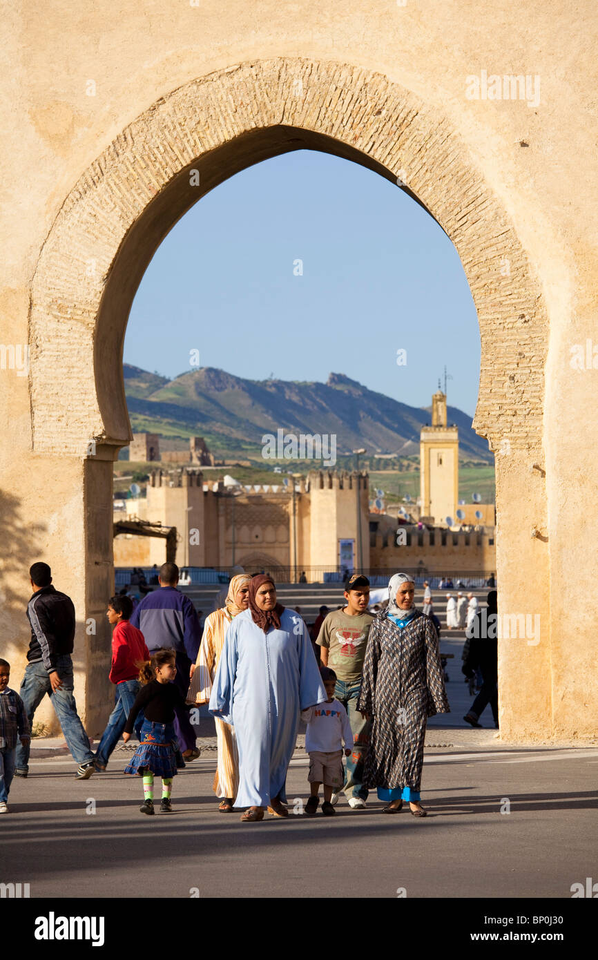 Porte dans les murs de la ville de l'ancienne médina de Fes, Maroc Banque D'Images